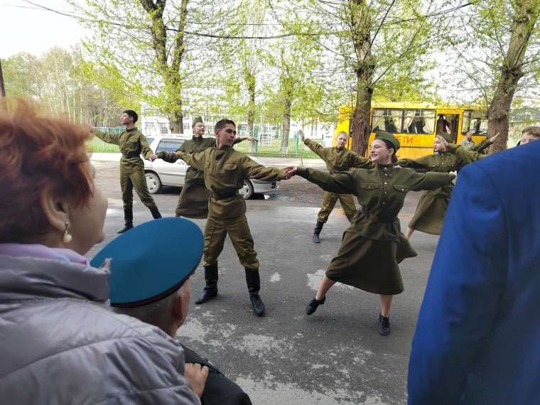 Концерт в честь акции "Парад у Дома ветерана" в Ачинске.